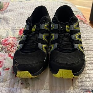 Salomon brand boys slip on sneakers in SZ 3. Black with yellow and gray accents